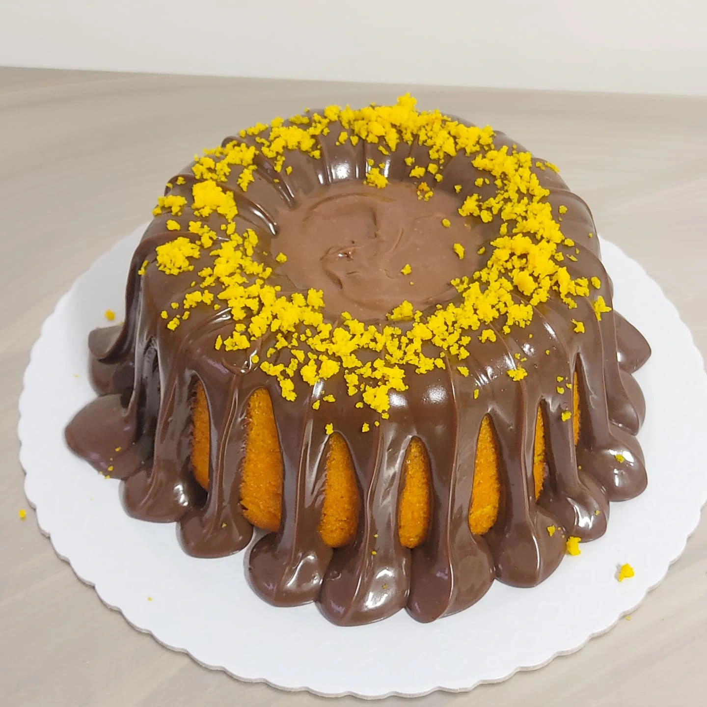 Bolo de cenoura com cobertura de chocolate generosa