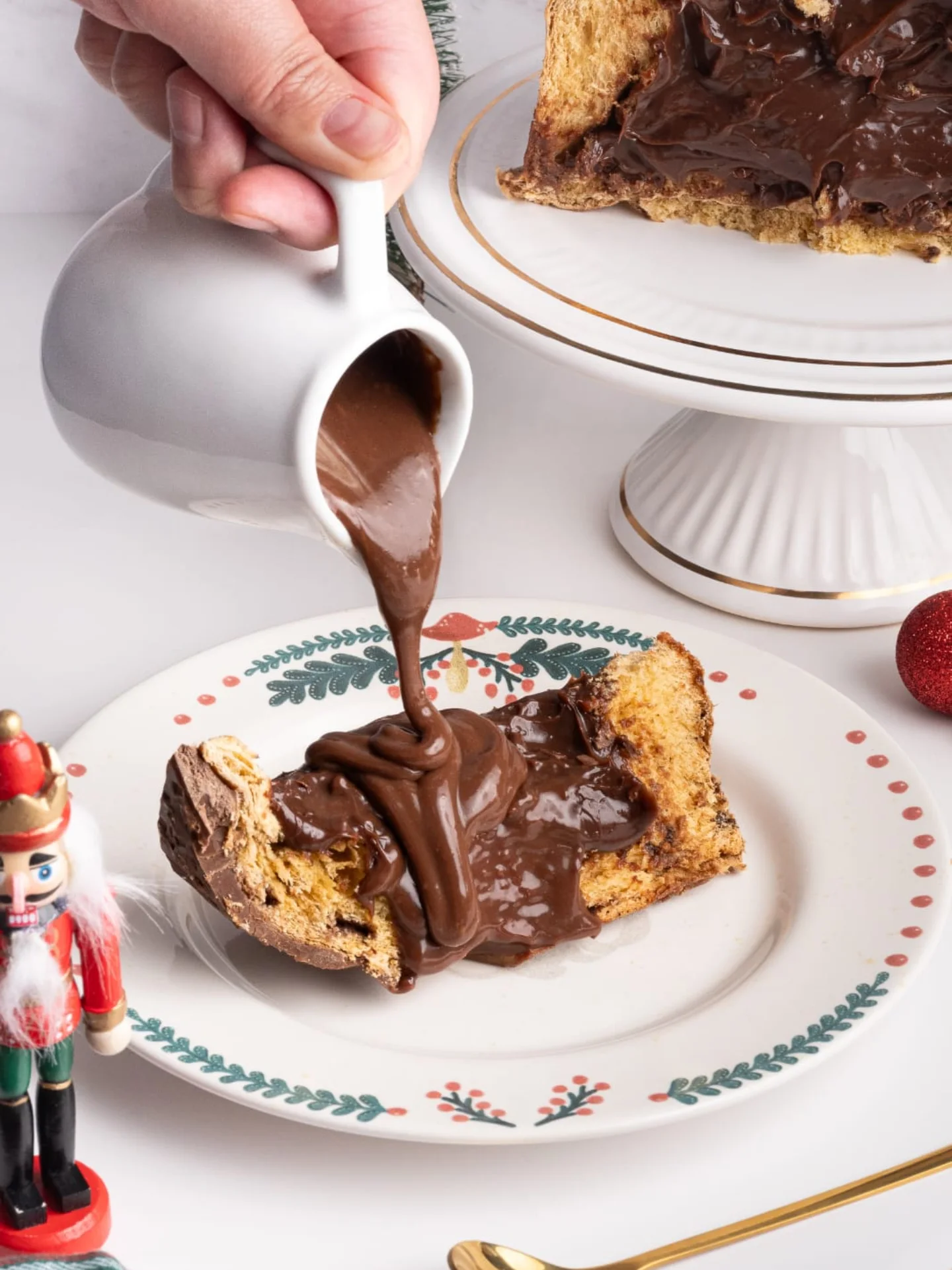 Fatia de chocotone com calda de chocolate quente