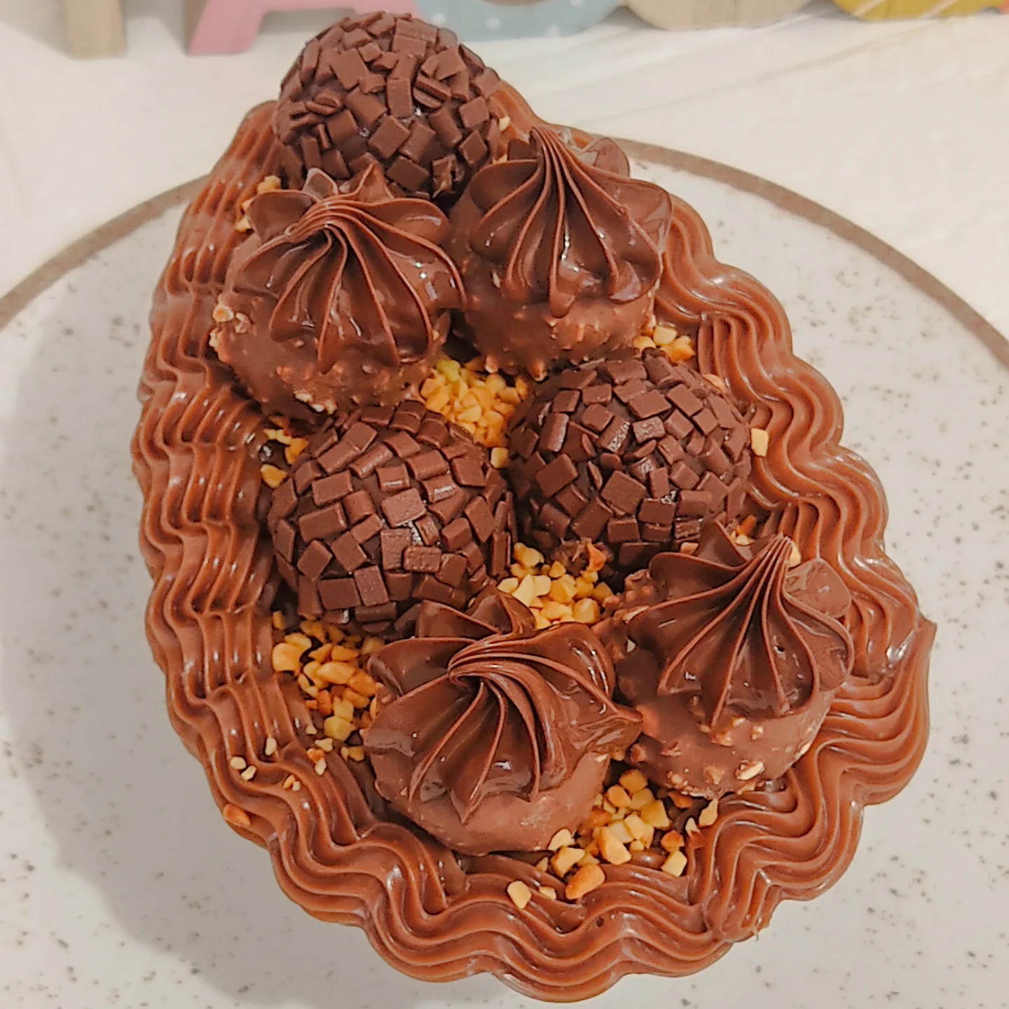 Ovo de colher gourmet com brigadeiros e confeitos