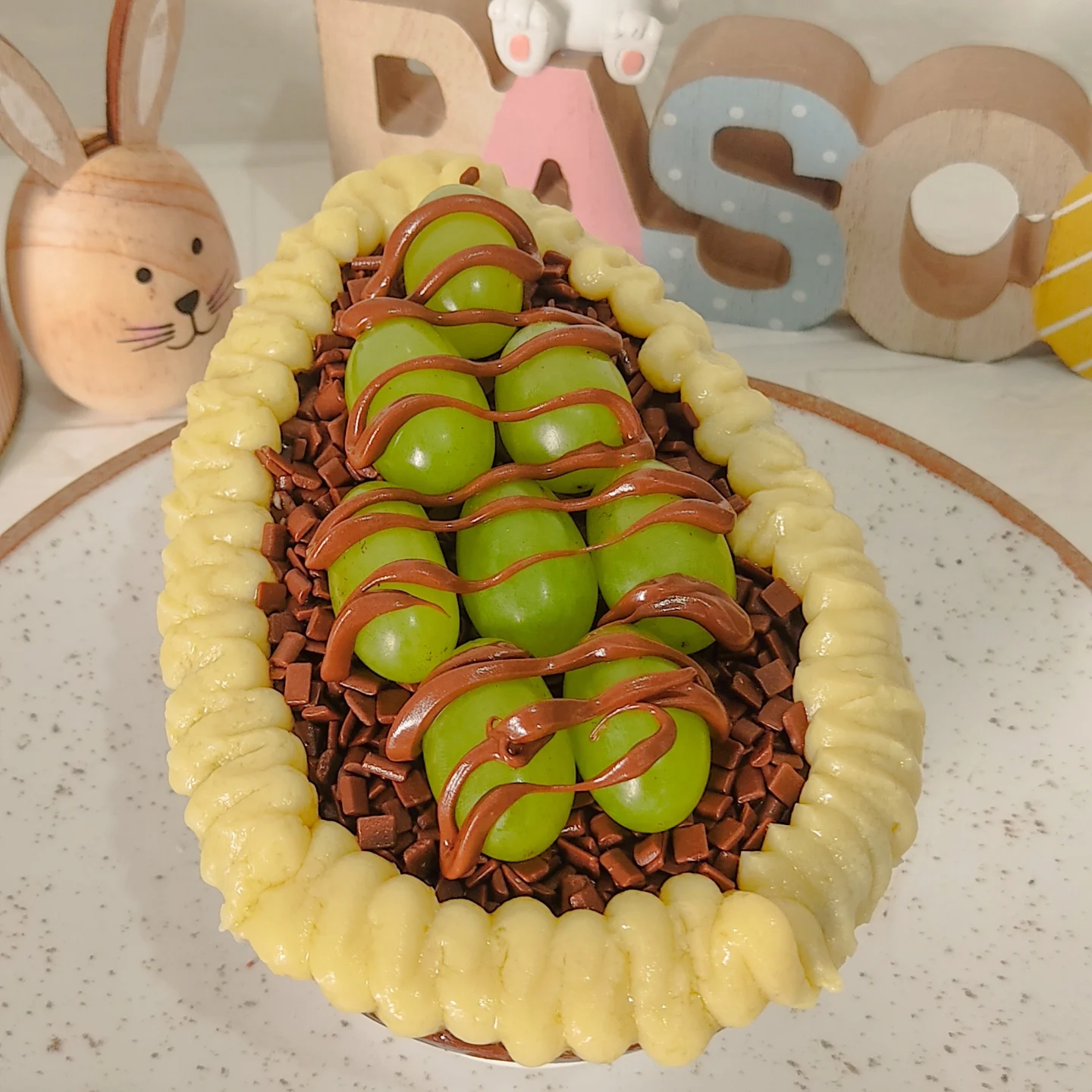 Ovo de colher artesanal com uvas e calda de chocolate